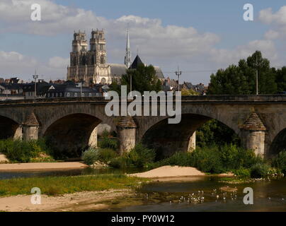 AJAXNETPHOTO. ORLEANS, Frankreich. - TURNER malte hier - BLICK VON SÜDEN ÜBER DEN FLUSS LOIRE AUS DER ALTEN QUAI NEUF ETWA AUS DEM ENGLISCHEN Künstler Joseph Mallord William Turner (1775-1851) skizziert BLICK AUF DIE GEORGE V BRÜCKE UND SAINTE-CROIX KATHEDRALE AUF SEINER TOUR 1826 AN DER LOIRE. Foto: Jonathan Eastland/AJAX REF: GX8 182009 473 Stockfoto