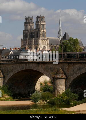 AJAXNETPHOTO. ORLEANS, Frankreich. - TURNER malte hier - BLICK VON SÜDEN ÜBER DEN FLUSS LOIRE AUS DER ALTEN QUAI NEUF ETWA AUS DEM ENGLISCHEN Künstler Joseph Mallord William Turner (1775-1851) skizziert BLICK AUF DIE GEORGE V BRÜCKE UND SAINTE-CROIX KATHEDRALE AUF SEINER TOUR 1826 AN DER LOIRE. Foto: Jonathan Eastland/AJAX REF: GX8 182009 476 Stockfoto