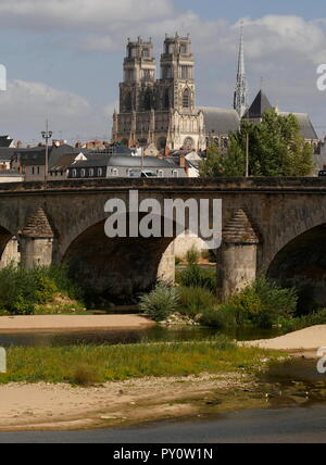 AJAXNETPHOTO. ORLEANS, Frankreich. - TURNER malte hier - BLICK VON SÜDEN ÜBER DEN FLUSS LOIRE AUS DER ALTEN QUAI NEUF ETWA AUS DEM ENGLISCHEN Künstler Joseph Mallord William Turner (1775-1851) skizziert BLICK AUF DIE GEORGE V BRÜCKE UND SAINTE-CROIX KATHEDRALE AUF SEINER TOUR 1826 AN DER LOIRE. Foto: Jonathan Eastland/AJAX REF: GX8 182009 478 Stockfoto