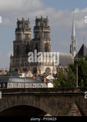 AJAXNETPHOTO. ORLEANS, Frankreich. - TURNER malte hier - BLICK VON SÜDEN ÜBER DEN FLUSS LOIRE AUS DER ALTEN QUAI NEUF ETWA AUS DEM ENGLISCHEN Künstler Joseph Mallord William Turner (1775-1851) skizziert BLICK AUF DIE GEORGE V BRÜCKE UND SAINTE-CROIX KATHEDRALE AUF SEINER TOUR 1826 AN DER LOIRE. Foto: Jonathan Eastland/AJAX REF: GX8 182009 479 Stockfoto