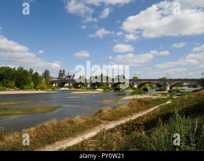 AJAXNETPHOTO. ORLEANS, Frankreich. - TURNER malte hier - BLICK VON SÜDEN ÜBER DEN FLUSS LOIRE AUS DER ALTEN QUAI NEUF ETWA AUS DEM ENGLISCHEN Künstler Joseph Mallord William Turner (1775-1851) skizziert BLICK AUF DIE GEORGE V BRÜCKE UND SAINTE-CROIX KATHEDRALE AUF SEINER TOUR 1826 AN DER LOIRE. Foto: Jonathan Eastland/AJAX REF: GX8 182009 482 Stockfoto