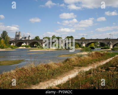 AJAXNETPHOTO. ORLEANS, Frankreich. - TURNER malte hier - BLICK VON SÜDEN ÜBER DEN FLUSS LOIRE AUS DER ALTEN QUAI NEUF ETWA AUS DEM ENGLISCHEN Künstler Joseph Mallord William Turner (1775-1851) skizziert BLICK AUF DIE GEORGE V BRÜCKE UND SAINTE-CROIX KATHEDRALE AUF SEINER TOUR 1826 AN DER LOIRE. Foto: Jonathan Eastland/AJAX REF: GX8 182009 485 Stockfoto