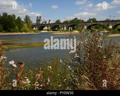 AJAXNETPHOTO. ORLEANS, Frankreich. - TURNER malte hier - BLICK VON SÜDEN ÜBER DEN FLUSS LOIRE AUS DER ALTEN QUAI NEUF ETWA AUS DEM ENGLISCHEN Künstler Joseph Mallord William Turner (1775-1851) skizziert BLICK AUF DIE GEORGE V BRÜCKE UND SAINTE-CROIX KATHEDRALE AUF SEINER TOUR 1826 AN DER LOIRE. Foto: Jonathan Eastland/AJAX REF: GX8 182009 489 Stockfoto