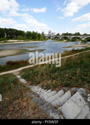 AJAXNETPHOTO. ORLEANS, Frankreich. - TURNER malte hier - BLICK VON SÜDEN ÜBER DEN FLUSS LOIRE AUS DER ALTEN QUAI NEUF ETWA AUS DEM ENGLISCHEN Künstler Joseph Mallord William Turner (1775-1851) skizziert BLICK AUF DIE GEORGE V BRÜCKE UND SAINTE-CROIX KATHEDRALE AUF SEINER TOUR 1826 AN DER LOIRE. Alte steinerne Stufen führen hinunter zum Fluss. Foto: Jonathan Eastland/AJAX REF: GX8 182009 495 Stockfoto