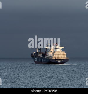 AJAXNETPHOTO. 2018. DUNKERQUE, Frankreich. - Unter weg - CMA CGM CONTAINERSCHIFF AFRIKA zwei Köpfe, die in den Kanal im frühen Morgenlicht. Foto: Jonathan Eastland/AJAX REF: GX8 181909 290 Stockfoto