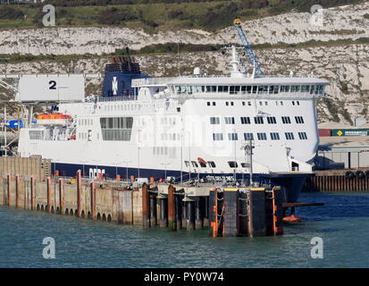 AJAXNETPHOTO. 2018. DOVER, ENGLAND. - CROSS CHANNEL AUTO- und PASSAGIERFÄHRE DFDS COTE DES DUNES VERTÄUT IM HAFEN. Foto: Jonathan Eastland/AJAX REF: GX8 180910 908 Stockfoto