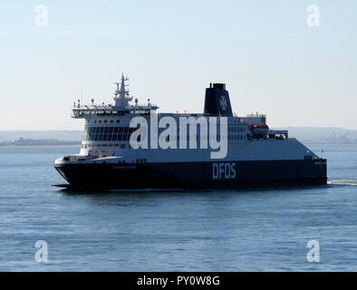 AJAXNETPHOTO. 2018. Im englischen Kanal. - CROSS CHANNEL AUTO- und PASSAGIERFÄHRE DFDS Seaways IN DUNKERQUE DUNKERQUE HAFEN ANSATZ KANAL CALAIS vorbei. Foto: Jonathan Eastland/AJAX REF: GX8 180910 882 Stockfoto