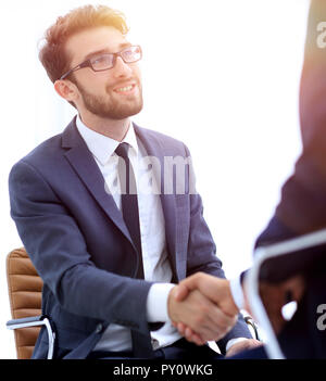 Zwei junge Unternehmer begrüßen, Business Center collage Stockfoto