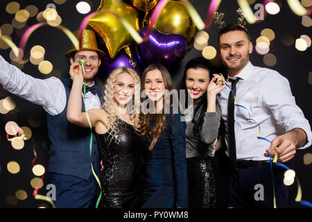 Freunde zu Weihnachten oder Silvester Party Stockfoto