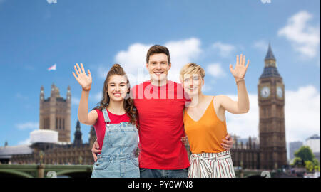 Freunde über die Häuser des Parlaments in London. Stockfoto