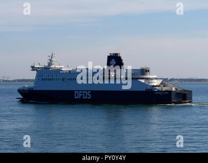 AJAXNETPHOTO. 2018. Im englischen Kanal. - CROSS CHANNEL AUTO- und PASSAGIERFÄHRE DFDS Seaways IN DUNKERQUE DUNKERQUE HAFEN ANSATZ KANAL CALAIS vorbei. Foto: Jonathan Eastland/AJAX REF: GX8 180910 889 Stockfoto