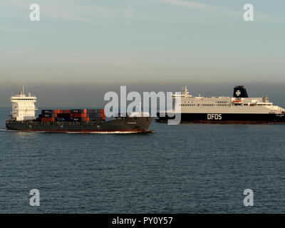 AJAXNETPHOTO. 2018. Im englischen Kanal. - Rot auf Rot - CROSS CHANNEL AUTO- und PASSAGIERFÄHRE DFDS Seaways DELFT OUTWARD BOUND VON DUNKERQUE NACH DOVER VORBEI AN DEN KÜSTEN HANDEL CONTAINERSCHIFF MAASHOLM (nächste Kamera) NACH INNEN GEBUNDEN ZU DUNKERQUE. Foto: Jonathan Eastland/AJAX REF: GX8 181909 308 Stockfoto