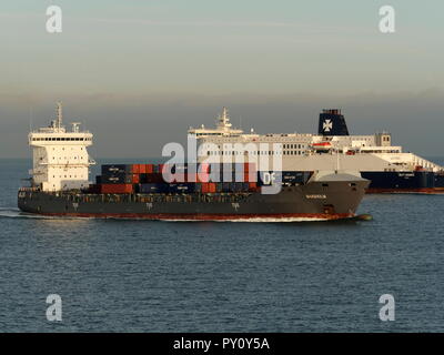 AJAXNETPHOTO. 2018. Im englischen Kanal. - Rot auf Rot - CROSS CHANNEL AUTO- und PASSAGIERFÄHRE DFDS Seaways DELFT OUTWARD BOUND VON DUNKERQUE NACH DOVER VORBEI AN DEN KÜSTEN HANDEL CONTAINERSCHIFF MAASHOLM (nächste Kamera) NACH INNEN GEBUNDEN ZU DUNKERQUE. Foto: Jonathan Eastland/AJAX REF: GX8 181909 309 Stockfoto