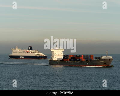 AJAXNETPHOTO. 2018. Im englischen Kanal. - Rot auf Rot - CROSS CHANNEL AUTO- und PASSAGIERFÄHRE DFDS Seaways DELFT OUTWARD BOUND VON DUNKERQUE NACH DOVER VORBEI AN DEN KÜSTEN HANDEL CONTAINERSCHIFF MAASHOLM (nächste Kamera) NACH INNEN GEBUNDEN ZU DUNKERQUE. Foto: Jonathan Eastland/AJAX REF: GX8 181909 311 Stockfoto