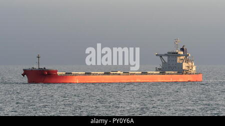 AJAXNETPHOTO. 2018. Am Meer, im Englischen Kanal. - BULKER IN DEN STRASSEN - DIE VOLL BELADEN VON MASSENGUTSCHIFFEN PUPPIS OZEAN IM ANCHORAGE STRASSEN französische Küste in der Nähe von Dunkerque günstig. Foto: Jonathan Eastland/AJAX REF: GX8 181909 293 Stockfoto