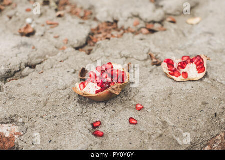 Rote Granatapfel pause Reif aus Stücke auf Stein Oberfläche Stockfoto