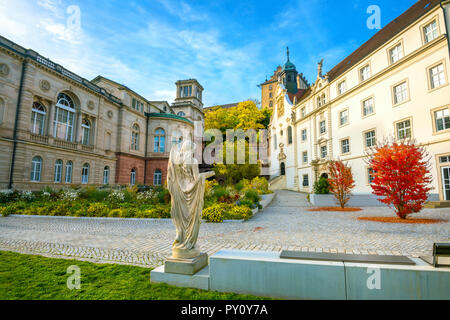 Straße und Fassade von Gebäuden mit Therme Friedrichsbad im Kurort Baden-Baden. Deutschland Stockfoto