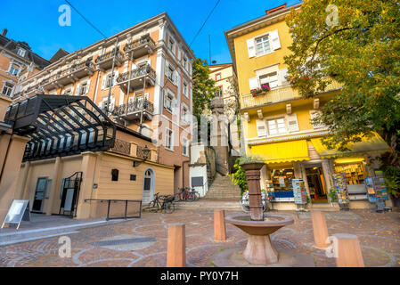 Stadtbild mit natürlichen Springbrunnen und historisches Denkmal im Zentrum der Altstadt von Baden-Baden. Deutschland Stockfoto