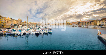 Panoramablick über Hafen mit Yachten und Boote im Hafen von Marseille. Frankreich Stockfoto