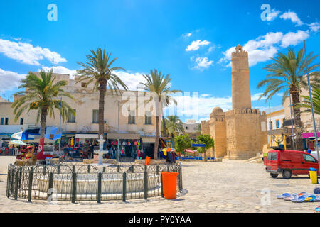 Stadtbild mit zentraler Platz und Blick auf die alte Festung Ribat von Sousse. Tunesien, Nordafrika Stockfoto