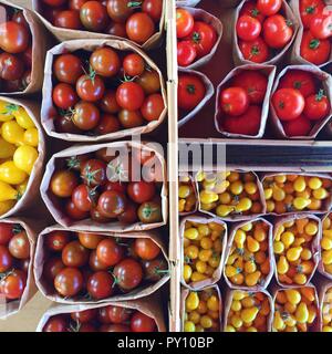 Ansicht von oben der Körbchen von Tomaten zum Verkauf in einem Markt Stockfoto