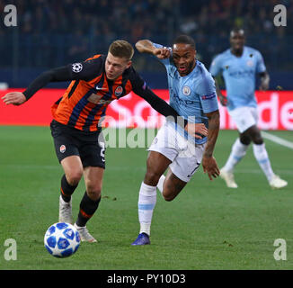 Charkow, Ukraine. 23. Oktober, 2018. Mykola Matwijenko von Shakhtar Donetsk (L) kämpft für eine Kugel mit Raheem Sterling von Manchester City während Ihrer Stockfoto