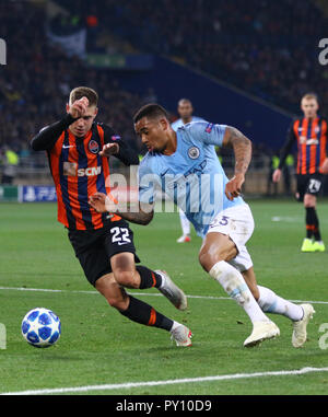 Charkow, Ukraine. 23. Oktober, 2018. Mykola Matwijenko von Shakhtar Donetsk (L) kämpft für eine Kugel mit Gabriel Jesus von Manchester City während Ihres U Stockfoto