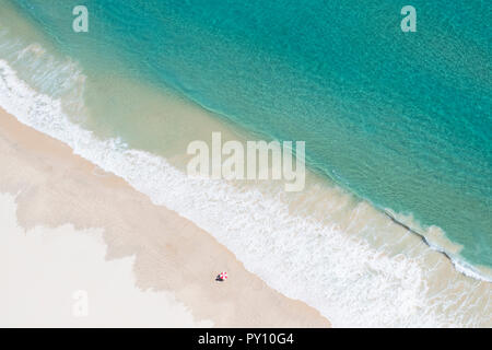 Luftaufnahme von ein Mann stand am Strand mit einem Sonnenschirm, Gold Coast, Queensland, Australien Stockfoto