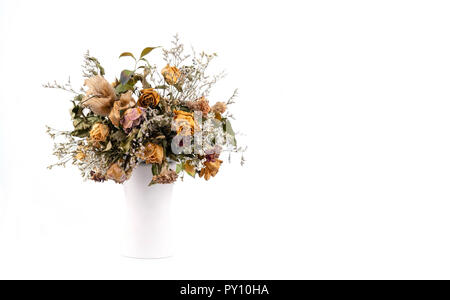 Getrocknete Blumen in Vase auf weißem Hintergrund Stockfoto