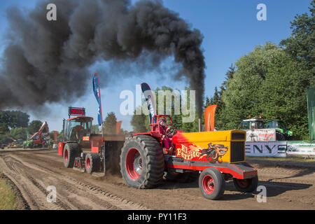 Diesel Traktor Ziehen von schweren Schlitten bei Trekkertrek geändert, Tractor Pulling Wettbewerb in Zevergem, Flandern, Belgien Stockfoto