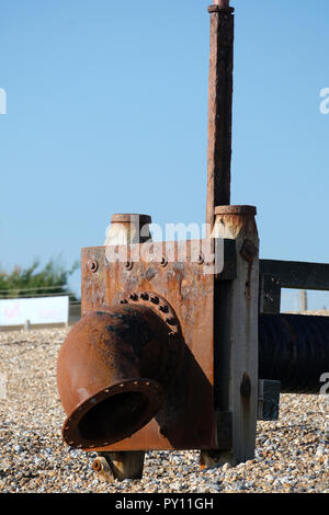 Rusty Abwasserrohr Anschluss am Strand von East Preston, West Sussex, Großbritannien Stockfoto