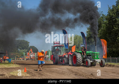 Geändert diesel Traktor Deutz D 13006 Ziehen von schweren Schlitten bei Trekkertrek, Tractor Pulling Wettbewerb in Zevergem, Flandern, Belgien Stockfoto