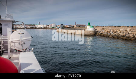 Ile d Yeu, Frankreich - September 16, 2018: Blick auf die Brücke von der Fähre in den Hafen der Insel von Yeu, wo Reisende sitzen zu admir Stockfoto