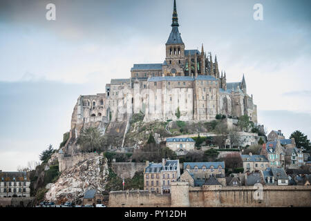 Mont Saint Michel, Frankreich - 23. September 2015: architektonische Details der Rocky Island, wo der Mont Saint-Michel Abtei an einem Wintertag steht Stockfoto