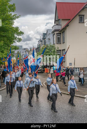 Die isländischen Pfadfinder, die an den Feierlichkeiten der Tag der Unabhängigkeit, Juni 17, Reykjavik, Island Stockfoto