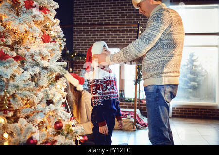 Vater und Sohn in einem Zimmer auf dem Weihnachtsbaum zu Weihnachten Stockfoto