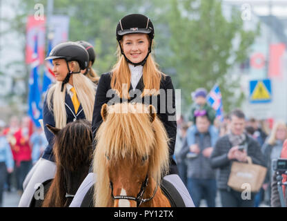 Junge Mädchen auf Pferd, während Islands Unabhängigkeitstag, Reykjavik, Island Stockfoto