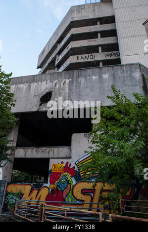 Mostar: Staklena Banka, Alte Glas Bank, ein Gebäude von Bosnischen Krieg Scharfschützen eingesetzt, später als Staklena Banka Sammlung Kunst im öffentlichen Raum verwandelt Stockfoto