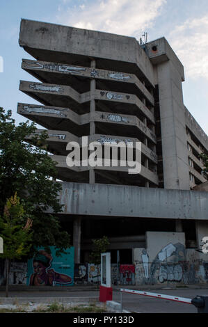 Mostar: Staklena Banka, Alte Glas Bank, ein Gebäude von Bosnischen Krieg Scharfschützen eingesetzt, später als Staklena Banka Sammlung Kunst im öffentlichen Raum verwandelt Stockfoto