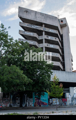 Mostar: Staklena Banka, Alte Glas Bank, ein Gebäude von Bosnischen Krieg Scharfschützen eingesetzt, später als Staklena Banka Sammlung Kunst im öffentlichen Raum verwandelt Stockfoto