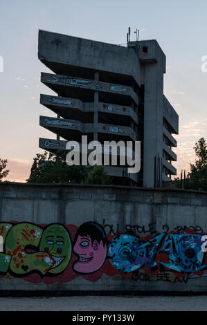 Mostar: Staklena Banka, Alte Glas Bank, ein Gebäude von Bosnischen Krieg Scharfschützen eingesetzt, später als Staklena Banka Sammlung Kunst im öffentlichen Raum verwandelt Stockfoto