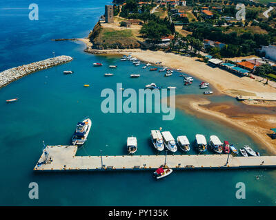 Landschaft mit Yachten in der Marina Bay. Blick von oben auf den Hafen mit Segelboot. Stockfoto