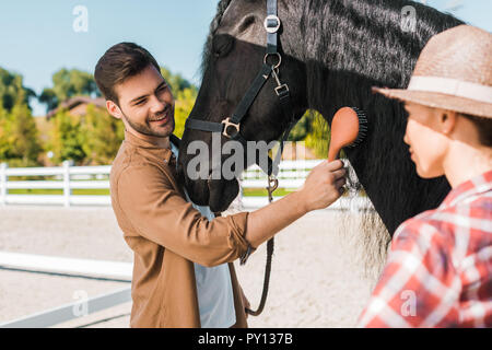 Schöner lächeln Equestrian kämmen Black Horse mane am Pferd club Stockfoto