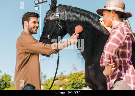 Schöner lächeln Equestrian kämmen Black Horse mähne an der Ranch Stockfoto