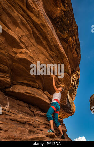 Frauen Kletterer Bouldern üben auf einem schönen roten Rock im Canyonlands Utah USA Stockfoto