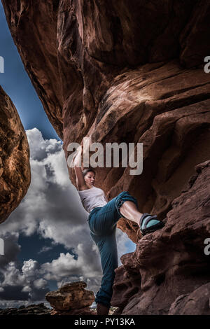 Frauen Kletterer Bouldern üben auf einem schönen roten Rock im Canyonlands Utah USA Stockfoto