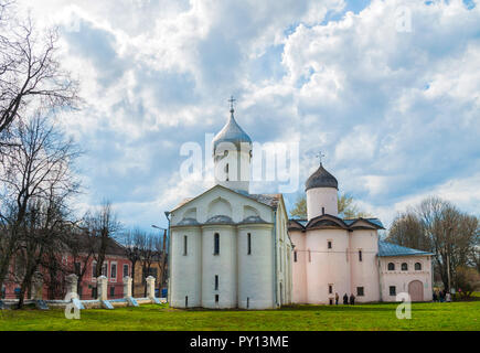 In Weliki Nowgorod, Russland. Kirchen St. Prokopius und Ehefrauen der Myrrhe Träger des Yaroslav Innenhof im Frühjahr Tag Stockfoto