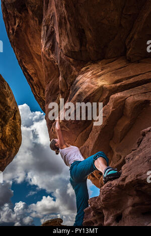 Frauen Kletterer Bouldern üben auf einem schönen roten Rock im Canyonlands Utah USA Stockfoto