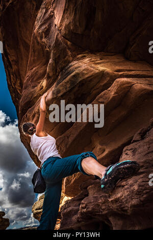 Frauen Kletterer Bouldern üben auf einem schönen roten Rock im Canyonlands Utah USA Stockfoto