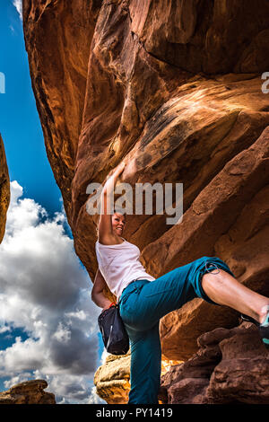 Frauen Kletterer Bouldern üben auf einem schönen roten Rock im Canyonlands Utah USA Stockfoto